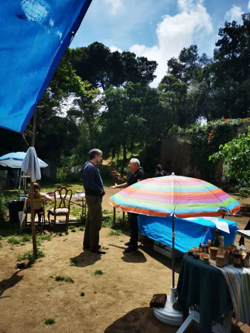 Conversa amb fons boscós